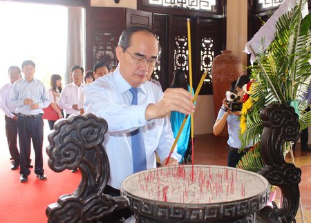 Đồng chí Nguyễn Thiện Nhân thắp hương cố Chủ tịch HĐBT Phạm Hùng