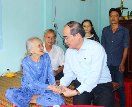 Thăm, chúc tết  Mẹ Việt Nam anh hùng Nguyễn Thị Nhờ