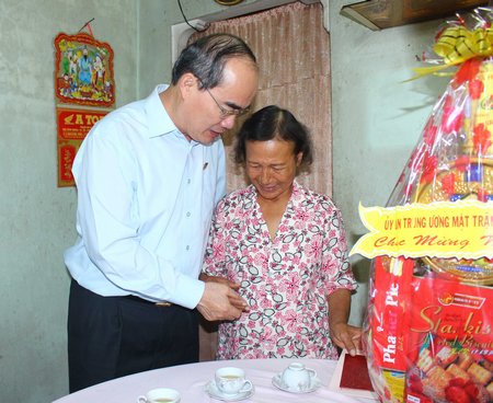 Thăm, chúc tết  gia đình bà Nguyễn Ngọc Vân