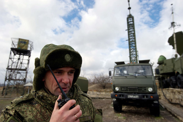 Một sĩ quan Nga điều hành hoạt động của hệ thống S-400 Triumf.