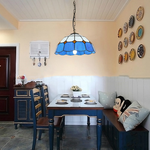 Phòng ăn ảm đạm chắc chắn sẽ lung linh và ấm áp hơn, nếu bạn lắp thêm một chiếc đèn thả trần Thổ Nhĩ Kỳ màu trắng xanh (Ảnh: VnExpress)