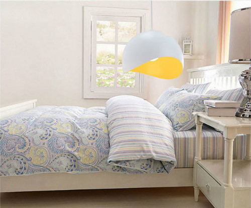 Chiếc đèn hai màu vàng trắng cũng thích hợp khi chiếu sáng phòng ngủ (Ảnh: VnExpress)