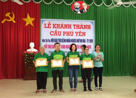 Bà Phan Thị Loan- Chủ tịch UBND xã Tân Phú (bìa phải) tặng giấy khen cho mạng thường quân tích cực đóng góp xây dựng cầu Phú Yên.