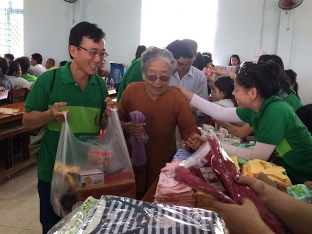 Dịp này, Hội Bảo trợ bệnh nhân nghèo Huỳnh Mai (TPHCM)  tặng 150 phần quà (mỗi phần trị giá 300 ngàn đồng) cho 150 hộ nghèo, cận nghèo của xã.