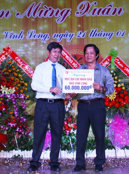 Ông Nguyễn Hữu Khánh- Phó Tổng Biên tập Báo Vĩnh Long, nhận 60 triệu đồng cho “Địa chỉ nhân đạo” của Báo Vĩnh Long trong năm 2017 từ sự đóng góp của CB-CNV Công ty Vĩnh Tiến.