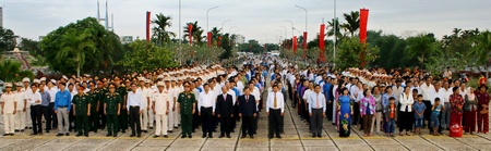 Đoàn đại biểu quân, dân, chính đảng tỉnh Vĩnh Long viếng, thắp hương tại Nghĩa trang liệt sĩ tỉnh