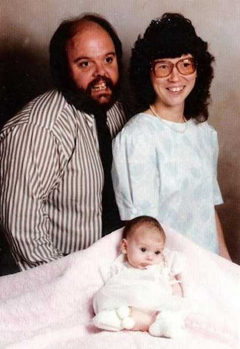 Chuyện gì đã xảy ra với nụ cười của ông bố này vậy? Nhưng dù sao chúng ta cũng phải thừa nhận rằng điều ấy khiến bức ảnh gia đình trở nên thú vị hơn.