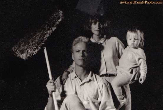 Ông bố này chắc hẳn phải rất yêu cây chổi lau dọn nhà nên mới mang cả nó vào trong ảnh gia đình.