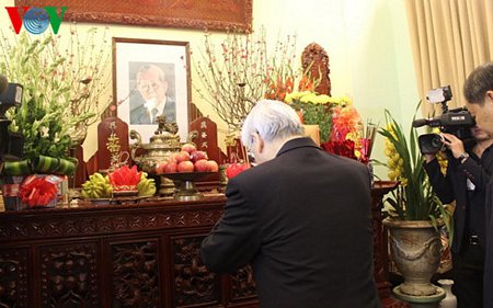 Tổng Bí thư Nguyễn Phú Trọng thắp hương tưởng nhớ cố Tổng Bí thư Lê Duẩn. 