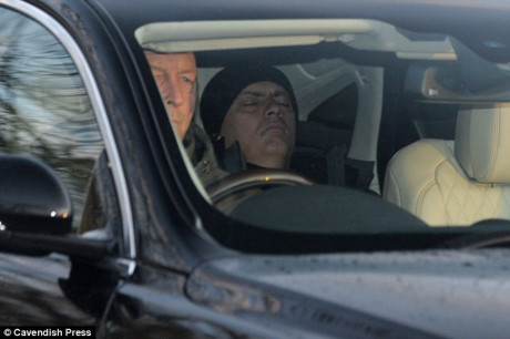 Jose Mourinho ngủ gật khi ngồi trên xe hơi tới sân tập của MU ngày 24/1. Người đặc biệt dường như không ngon giấc.