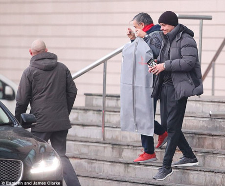 Hình ảnh Jose Mourinho rời khách sạn tới sân tập của MU. 