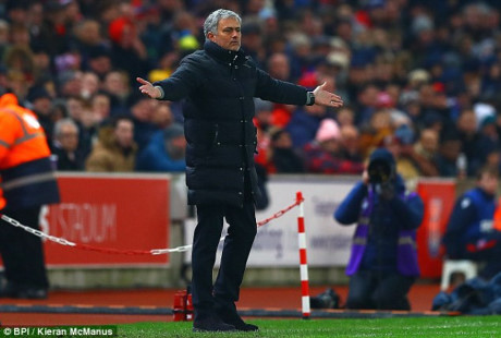  Jose Mourinho chịu khá nhiều áp lực sau khi MU để hòa 1-1 trong trận gặp Stoke cuối tuần trước.