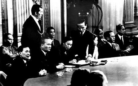 Bộ trưởng Ngoại giao Chính phủ Cách mạng Lâm thời Cộng hòa miền Nam Việt Nam Nguyễn Thị Bình ký Hiệp định Paris về Việt Nam (27/1/1973). (Ảnh tư liệu)