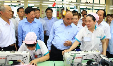 Thủ tướng Chính phủ Nguyễn Xuân Phúc thăm Nhà máy Tỷ Xuân, Khu công nghiệp Hòa Phú năm 2016. Ảnh: THANH TÂM
