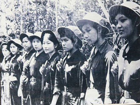 Hình ảnh 11 cô gái sông Hương là minh chứng sinh động về ý chí và sức mạnh của “thế trận lòng dân”. (Ảnh tư liệu)