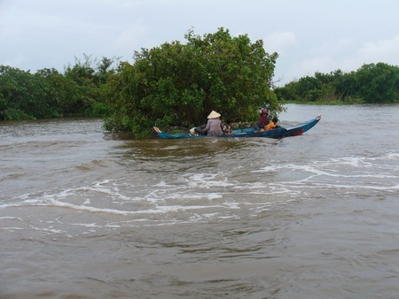 Đời sống của người dân Campuchia trên Biển Hồ bao la. Ảnh: PHƯƠNG NAM