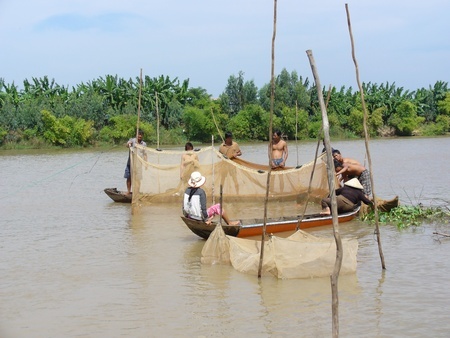 Đánh bắt cá trên sông không chỉ đem đến nguồn lợi thủy sản mà còn là nét văn hóa miền sông nước. Ảnh: PHƯƠNG NAM