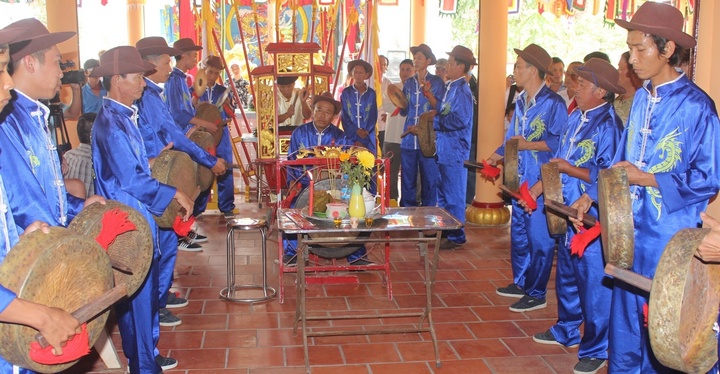 Đội nhạc tùa lầu cấu Triều Châu dân tộc Hoa ở huyện Cầu Kè thực hiện nghi thức cúng bái.