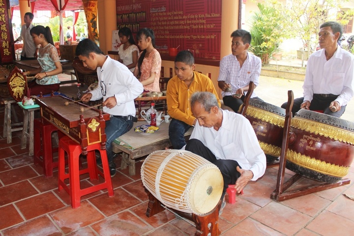 Đồng bào Khmer trình diễn nhạc ngũ âm.