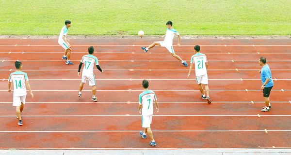 Thầy trò HLV Nguyễn Ngô Huy Phúc (bìa phải) đã tập luyện cho mùa giải bóng đá hạng ba toàn quốc 2017, dự kiến thi đấu vào tháng 7 năm nay.