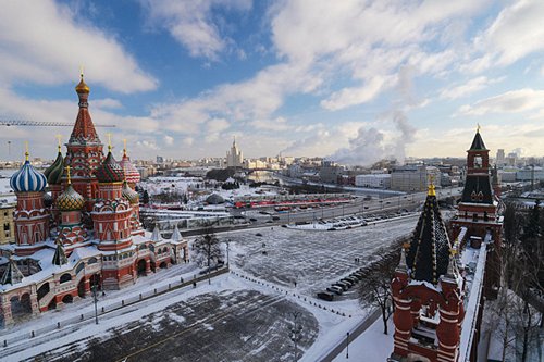 Nhà thờ Thánh Basil và quảng trường Vasilyevsky Spusk nhìn từ tháp Spasskaya