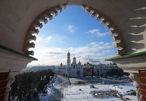 Quang cảnh quảng trường Ivanovskaya, nhà thờ Archangel, tháp chuông Ivan the Great và nhà thờ Assumption nhìn từ tháp Spasskaya.
