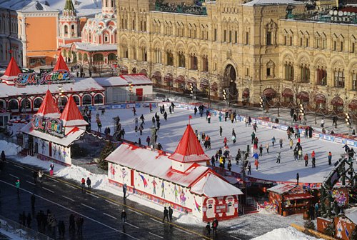 Sân trượt băng GUM trên quảng trường Đỏ ở Moscow.