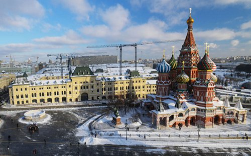 Tuyết phủ trắng nhà thờ thánh Basil và quảng trường Vasilyevsky Spusk ở Moscow.