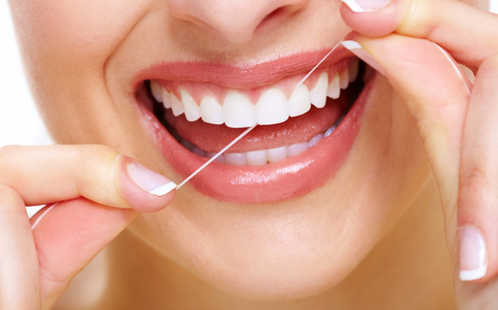 Không dùng chỉ nha khoa: Chỉ nha khoa cũng quan trọng không kém nếu so với việc đánh răng 2 lần/ngày. Nó giúp loại bỏ thức ăn bám giữa các răng, từ đó ngăn ngừa vi khuẩn hình thành.