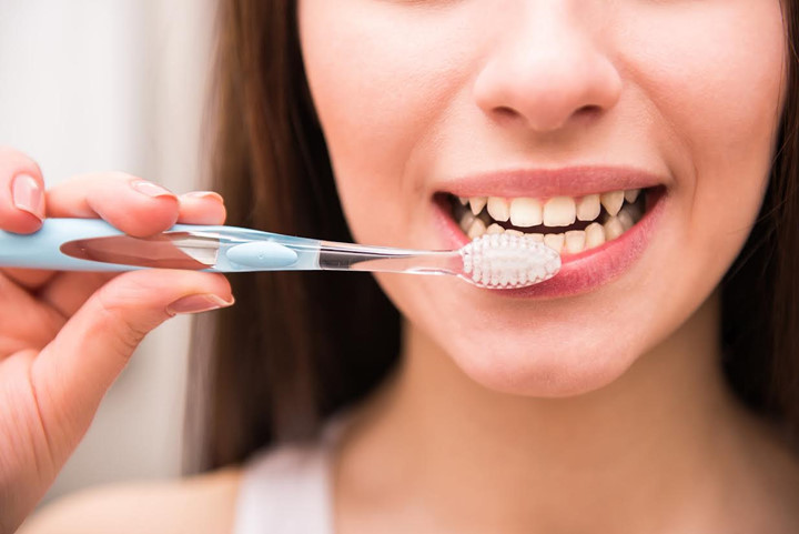 Đánh răng quá nhiều: Đánh răng hai lần một ngày (vào buổi sáng và ban đêm) là đủ. Chờ ít nhất một giờ sau bữa ăn hoặc uống thức uống có ga, hãy đánh răng để trung hòa axit trong miệng trước khi đánh răng