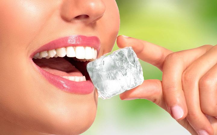 Ăn đá: Thói quen này làm ảnh hưởng tới men răng của bạn. Hơn nữa nhiệt độ lạnh cũng không tốt cho miệng.
