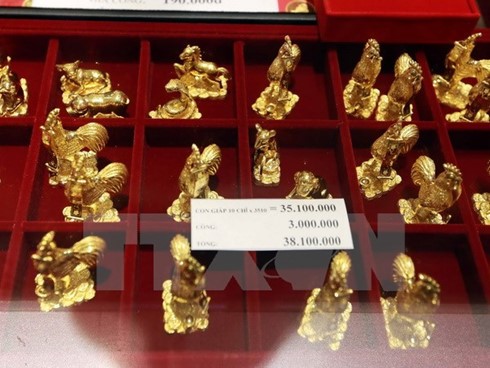 Sản phẩm được chế tác theo hình con giáp (gà) được bán tại Công ty Vàng bạc Phú Quý trên phố Trần Nhân Tông, quận Hai Bà Trưng, Hà Nội. (Ảnh: Trần Việt/TTXVN) 