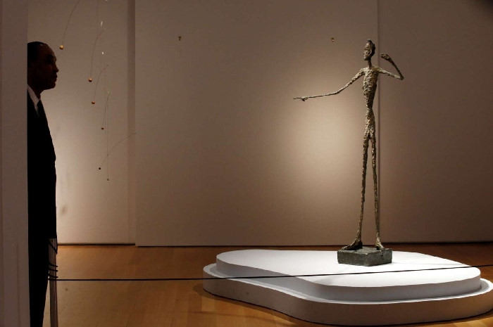 Bức tượng “Pointing Man” của Alberto Giacometti có mức giá đáng kinh ngạc khi chạm mốc 141 triệu USD và trở thành một trong những kiệt tác nghệ thuật đắt đỏ nhất thế giới.