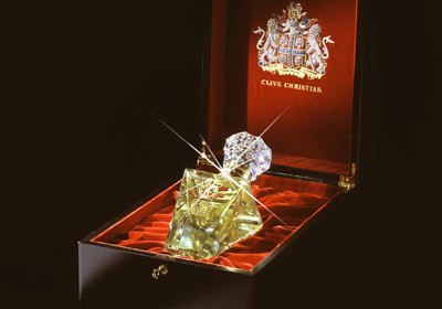 Được trang trí bởi kim cương 5 carat và sợi dây vàng 18 carat, phiên bản nước hoa giới hạn Clive Christian No.1 đã được bán ở London với mức giá 205.000 USD cho 500ml nước hoa.