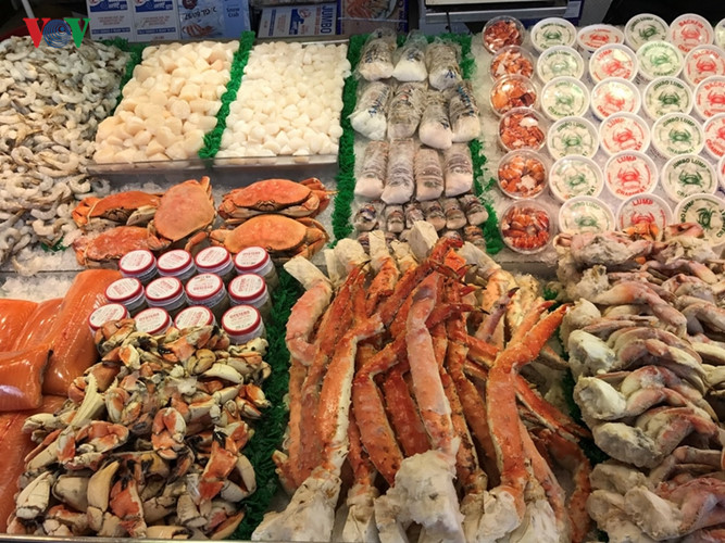 Chợ cá mở cửa hàng ngày từ 7h sáng tới 8h tối, tuy nhiên số lượng cá và các loại hải sản khác được đem ra bán nhiều nhất là từ tối thứ 6 cho tới Chủ nhật. 