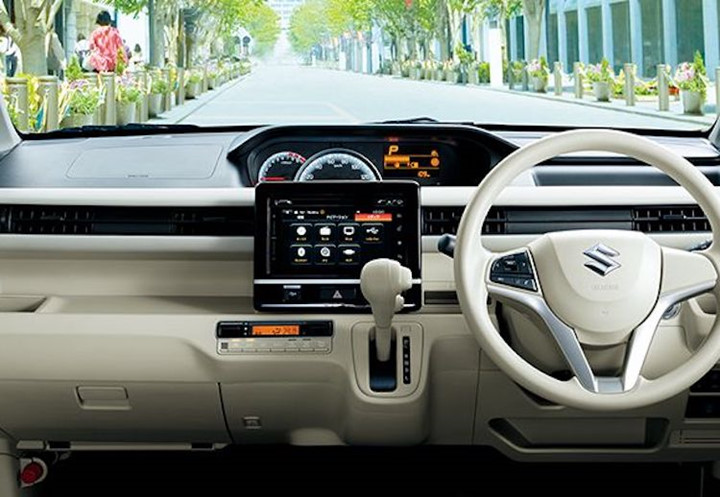 Với chiều cao lớn, Wagon R vẫn có nội thất tương đối thoải mái dù có chiều dài và rộng rất nhỏ. Bên trong cabin, chiếc xe sở hữu khá nhiều trang bị cao cấp như vô-lăng đa chức năng, hàng ghế trước có sưởi, hệ thống thông tin giải trí với màn hình cảm ứng 7 inch cùng kết nối điện thoại qua các giao thức Apple Carplay hay Android Auto.