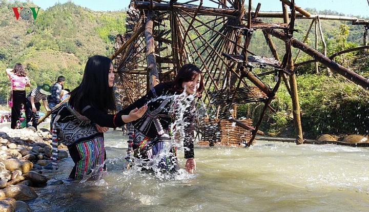 Ngoài nhiệm vụ cung cấp nguồn nước, cọn nước còn là điểm vui chơi của nhiều trai gái ở các bản làng vùng cao trong dịp xuân về.