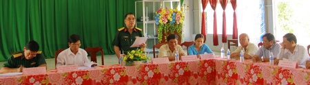  Đại tá Nguyễn Quốc Dũng-  Chi huy trưởng Bộ Chỉ huy Quân sự làm việc với Hội đồng Nghĩa vụ quân sự huyện Mang Thít và xã Hòa Tịnh.