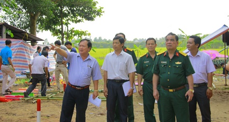 Kiểm tra việc tổ chức hội trại tòng quân của huyện Long Hồ.