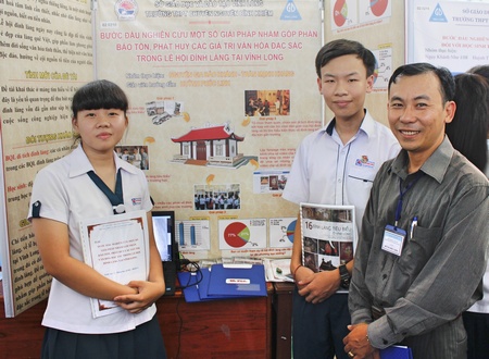 Thầy Huỳnh Phúc Linh và Bảo Khánh, Mạnh Khang chụp ảnh lưu niệm trong hội thi Khoa học, Kỹ thuật cấp tỉnh vừa qua.