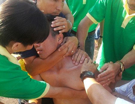Cầu thủ Nguyễn Đồng Tháp bị chấn thương trật khớp vai trong trận đấu chiều 11/2.