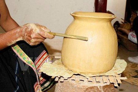 Kỹ thuật làm gốm thủ công của người Ba Na không giống người Kinh.