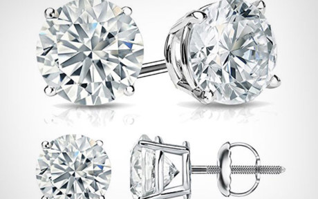 Đôi khuyên tai bằng vàng trắng gắn kim cương này có giá 170.399 USD