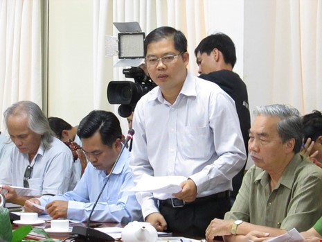 Ông Nguyễn Khánh Tùng thông tin về Lễ hội Bánh dân gian Nam Bộ lần thứ 6 năm 2017 tại cuộc họp chiều 14-2. Ảnh: N.NAM