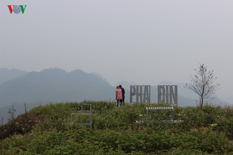 Đèo Pha Đin trên trục Quốc lộ 6 từ Sơn La đi Điện Biên, có chiều dài hơn 30 km, điểm cao nhất gần 1.650 mét so với mực nước biển, là một trong 