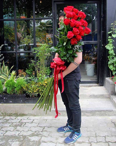 Hoa hồng đỏ Ecuador cành dài đến 1,5m đang được nhiều người săn mua dịp Valentine (Ảnh: KT)