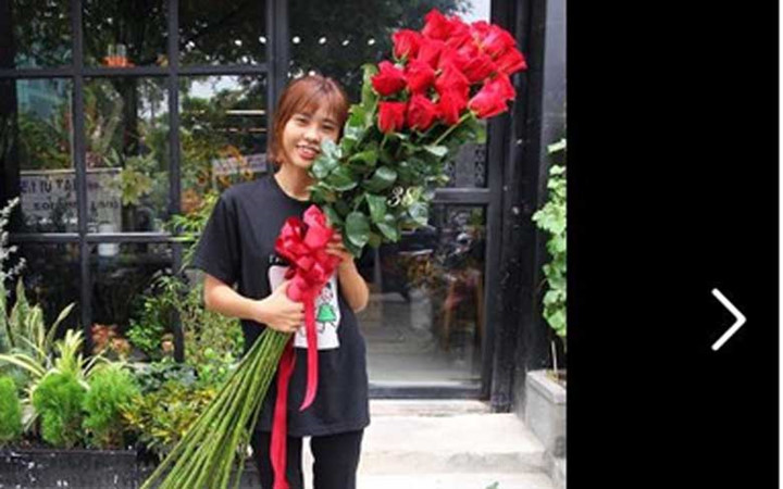 Cành hồng đỏ cao bằng một cô gái giá 500.000 gây sốt mùa Valentine năm nay (Ảnh: KT)