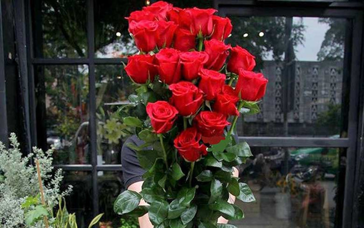 Khách hàng săn lùng loại hoa hồng ngoại có giá lên tới nửa triệu đồng làm quà tặng một nửa của mình