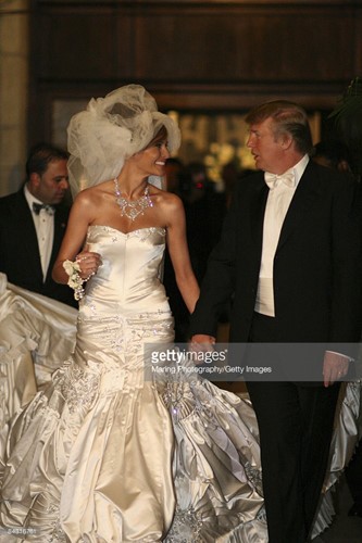 Đám cưới của Tổng thống Mỹ Donald Trump với Đệ nhất phu nhân Melania Knauss diễn ra vào tháng 1/2005 ước tính chi phí lên tới 1 triệu USD (hơn 22 tỷ đồng). Phu nhân Tổng thống khi đó mặc váy cưới thời trang cao cấp được thiết kế bởi NTK John Galliano của Christian Dior trị giá hơn 100.000 USD. Chiếc váy phải mất tới 1.000 giờ để hoàn thành.