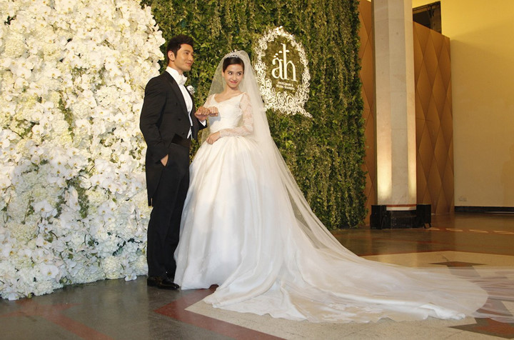 Huỳnh Hiểu Minh và Angela Baby là cặp sao Hoa ngữ hiếm hoi mạnh tay chi bộn tiền cho đám cưới diễn ra tại Thượng Hải, Trung Quốc vào tháng 12/2015. Đám cưới ước tính chi phí lên tới 31 triệu USD (khoảng hơn 682 tỷ đồng) bao gồm nhẫn cưới trị giá 1,5 triệu USD. Không chỉ nổi tiếng về độ xa hoa, đám cưới còn khiến người hâm mộ 